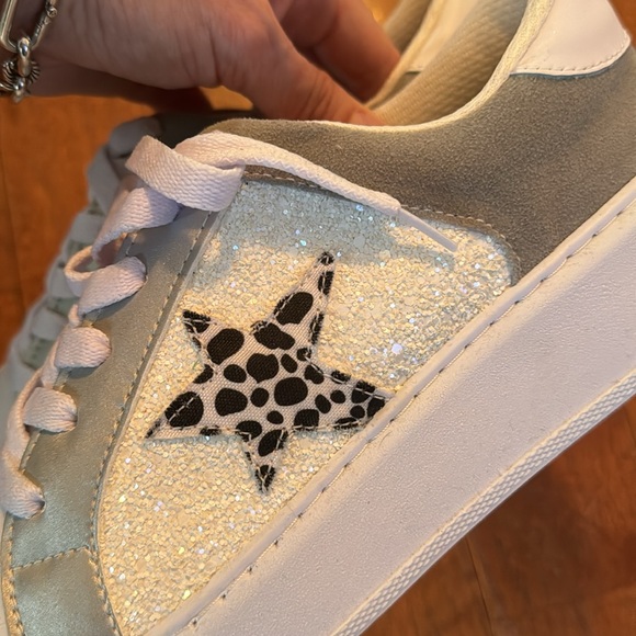 Cute NWOT Sneakers 9 - Picture 3 of 4